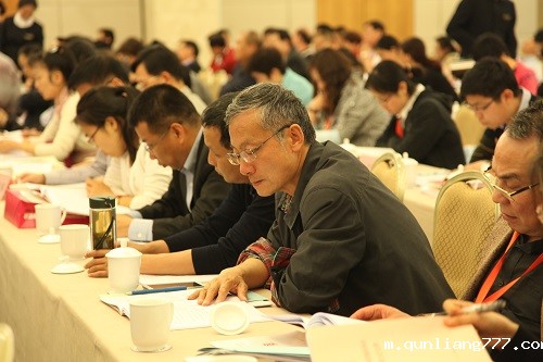 1462441383552700.jpg 9.会员代表认真审议大会文件.JPG