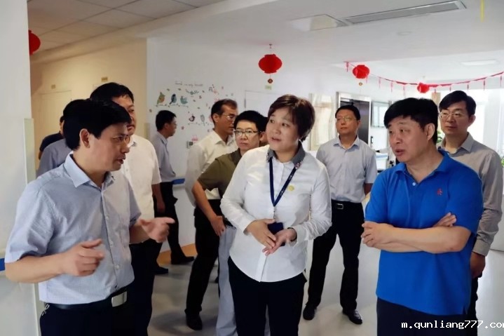 1539652401959823.jpg 顾朝曦副部长了解入住长者的生活起居.jpg