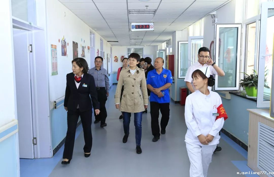 1539652601712003.jpg 考核组一行人查看标准化示范点.jpg